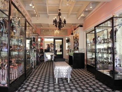 合肥首飾店設(shè)計如何讓櫥窗起到美化飾品店的作